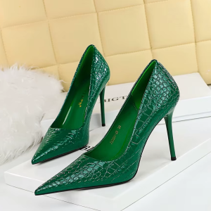 Emerald Green Gloss Crocodile-Embossed Pointed-Toe Stiletto Pumps